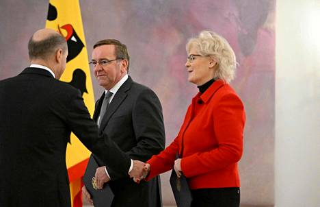 Saksan puolustusministeri vaihtui 19. tammikuuta. Christine Lambrecht (oik.) sanoi eronpyyntönsä syyksi kohtelunsa mediassa. Boris Pistorius (kesk.) on uusi puolustusministeri.