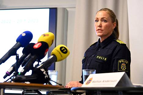 Tukholman poliisijohtaja Hanna Paradis tiedotustilaisuudessa perjantaina.