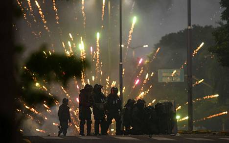 Supporters of arrested Luis Fernando Camacho clashed with riot police in Santa Cruz on Wednesday.