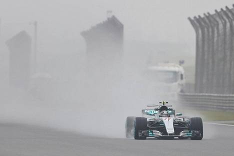 Mercedeksen Valtteri Bottas Kiinan GP-kilpailun ensimmäisissä harjoituksissa.
