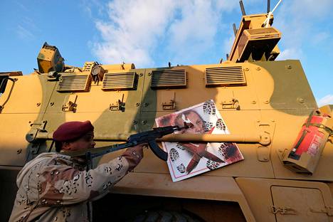 Khalifa Haftarin johtaman Libyan kansallisarmeijan jäsen osoitti aseellaan Turkin presidentin Recep Tayyip Erdoğanin kuvaan, joka oli kiinnitetty Turkin armeijalta takavarikoituun panssariajoneuvoon Libyan Bengasissa tammikuussa 2020.