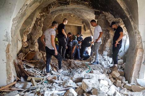 Taistelussa vahingoittunutta rakennusta tarkasteltiin tiistaina Nablusin kaupungissa.