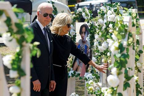 Robbin koulun alueelle pystytettiin muistoksi kasvokuvat 24. toukokuuta tapahtuneessa ammuskelussa kuolleista lapsista ja aikuisista. Yhdysvaltain presidentti Joe Biden ja vaimo Jill Biden vierailivat paikalla sunnuntaina.