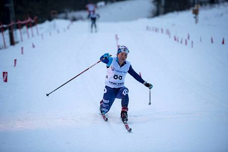 Krista Pärmäkoski saapui maaliin lauantaina Oloksen hiihtokilpailussa.