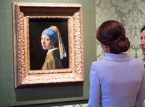 Cambridgen herttuatar Kate ihailemassa Johannes Vermeerin kuuluisaa teosta Haagissa.
