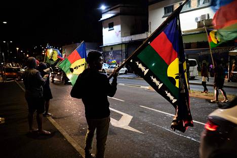 Uuden-Kaledonian itsenäistymisen kannattajat heiluttivat Kanakien ja sosialistien kansallisen vapautuksen rintama -liittouman lippuja alueen pääkaupungissa Noumeassa sunnuntai-iltana kansanäänestyksen jälkeen.