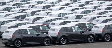 Eniten Euroopassa ostettiin maaliskuussa Volkswagenin autoja. Yhtiön sähköautot odottivat kuljetusta tehtaan edustalla Saksan Zwickaussa helmikuussa. 