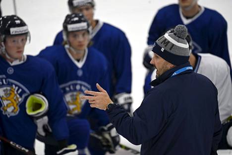 Päävalmentaja Antti Pennanen ohjeisti pelaajiaan jääkiekon Suomen alle 20-vuotiaiden maajoukkueen leirillä Vierumäellä 25. heinäkuuta.