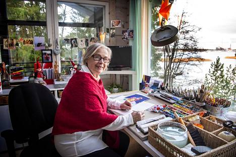 Kuvittaja Virpi Pekkalalla on ateljee kotonaan Espoon Suvisaaristossa. Ikkunasta avautuu näkymä merelle.