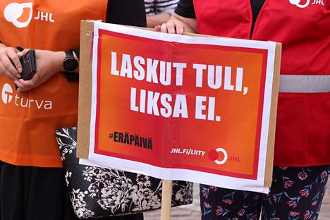 Helsingin kaupungin työntekijät järjestivät elokuun lopussa Senaatintorilla mielenosoituksen, jossa vaadittiin palkkasotkujen korjaamista.