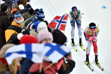 Norjan Johannes Høsflot Klæbo (edessä) on MM-hiihtojen ainoa suosikki hiihtokuninkaaksi. Iivo Niskasella on mitalisauma yhdistelmäkilpailussa ja viidelläkympillä. Kuva Salpausselän kisoista 2022.