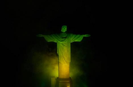 Valkoinen Kristus Vapahtaja -patsas Corcovadovuoren huipulla Rio de Janeirossa  valaistiin keltavihreäksi torstai-iltana Pelén kuoltua 82-vuotiaana sairaalassa São Paulossa.