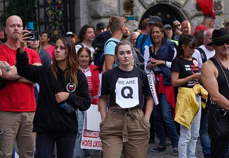 Qanonin kannattaja koronarajoituksia vastustavassa mielenosoituksessa Berliinissä elokuussa.