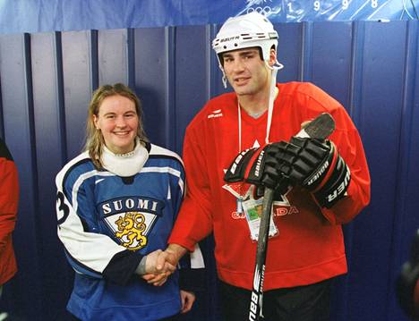 Riikka Nieminen sai Kanadan Eric Lindrosilta onnittelut Naganon olympialaisten pronssiottelun jälkeen 1998.