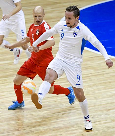 Mikko Kytölä (oik.) onnistui maalinteossa EM-karsinta-avauksesta. Kuva Serbiaa vastaan MM-karsinnassa pelatusta ottelusta.