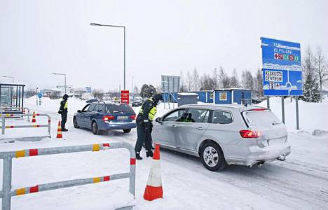 Rajavartijat tarkistavat autoilijoiden henkilöllisyyksiä Suomen ja Ruotsin rajalla Tornion ja Haaparannan välisellä rajanylityspaikalla, Torniossa torstaina.