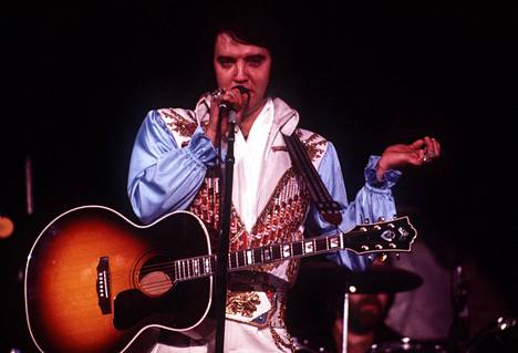 Elvis Presley oli säkenöivä esiintyjä, jolla oli ikoniset tanssiliikkeet. Häntä kutsuttiin julkisuudessa myös lempinimellä ”Elvis the Pelvis”. Kuva vuodelta 1976.
