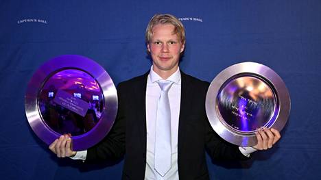 Urho Nissilä Captain’s Ball -palkintogaalassa Helsingissä 2. joulukuuta 2021.
