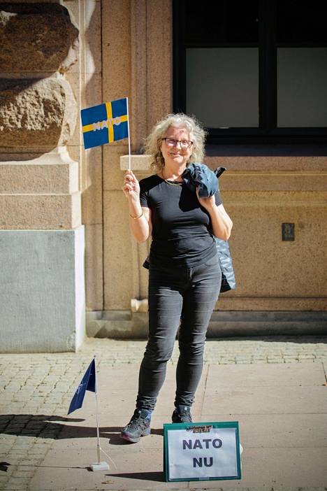 Git Lennaard liehutti Ruotsin valtiopäivätalon edessä lippua Ruotsin Nato-jäsenyyden puolesta. 