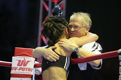 Risto Meronen halaa Eva Wahlströmiä voittoisan kamppailun jälkeen vuonna 2010.