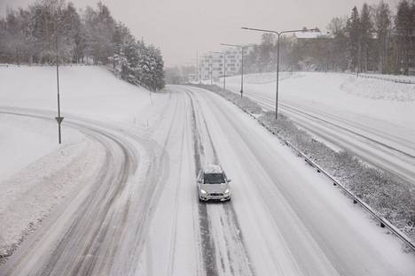 Talven myrskyt ovat saaneet monen autoilijan haaveilemaan nelivedosta myös Helsingissä. Kuvassa aurattuja teitä Valtteri-myrskyn jälkeen Lauttasaaressa tammikuun lopulla.