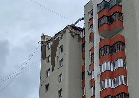 Pommituksissa vaurioitunut asuintalo Belgorodissa torstaina otetussa kuvassa.