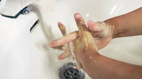 Koronavirus | ”Peskää käsiänne”, toistelevat päättäjät ja asiantuntijat – Tämä on käsienpesun merkitys viruksen torjunnassa