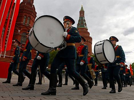 Sotilasmuusikot marssivat lähellä Punaista toria Moskovassa maanantaina.