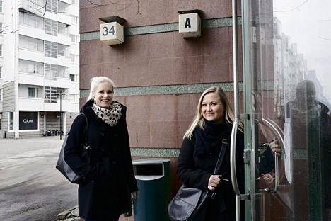 Husin edellinen vuokratalo valmistui jo parikymmentä vuotta sitten Ruoholahteen. Elli Pakkanen (oikealla) on aikeissa muuttaa taloon. Vieressä ystävä Susanna Solaste.
