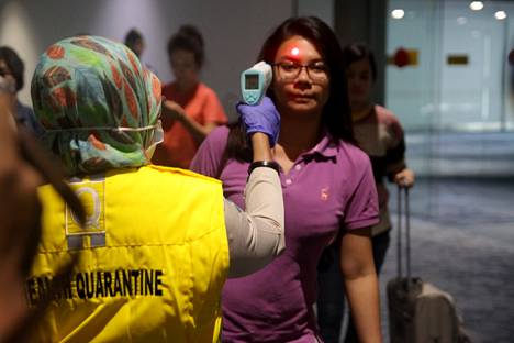 Matkustajan kuumetta mitattiin apinarokon varalta Indonesiassa Soekarno-Hattan kansainvälisellä lentokentällä vuonna 2019.