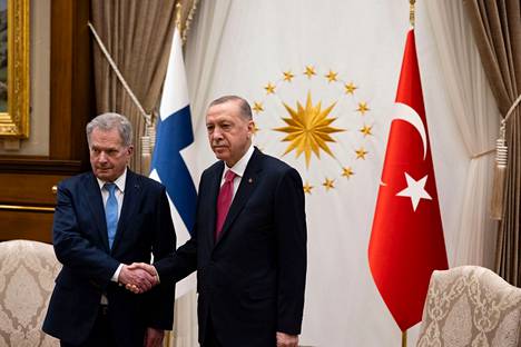 Erityisesti Turkin vastustus on hidastanut Suomen tietä Naton täysjäsenyyteen. Kuvassa presidentti Sauli Niinistö ja Turkin presidentti Recep Tayyip Erdoğan presidentinpalatsissa perjantaina.