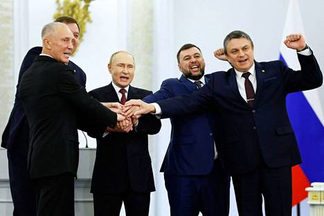 Venäjän presidentti Vladimir Putin (kesk.) iloitsi viime perjantaina Ukrainalta "liitettyjen” alueiden nukkehallintojen johtajien kanssa.