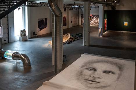 Pekilon näyttelytilassa etualalla koreografi Anni Rissasen ja kuvataiteilija Vappu Rossin teos Face-to-Face.