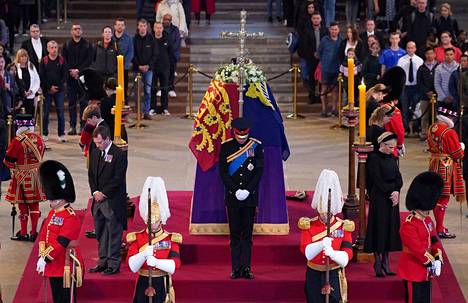 Kahdeksan kuningattaren lapsenlasta piti lauantaina hiljaisen hetken Westminster Hallissa isoäitinsä muistoksi.
