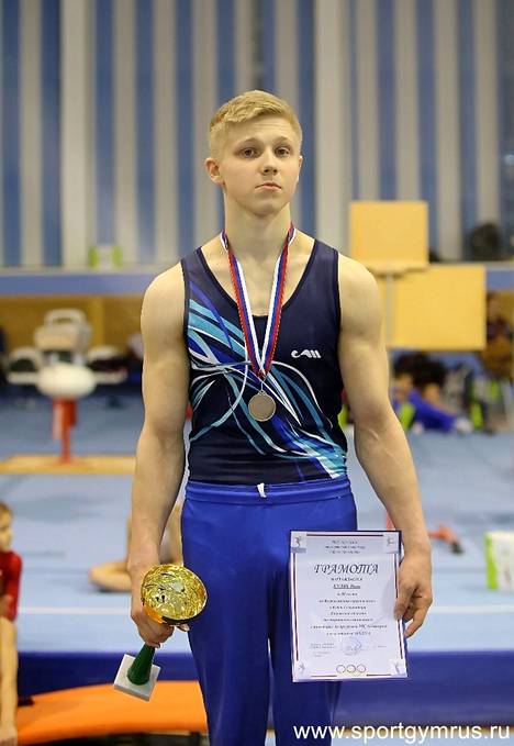 Venäjän Ivan Kuliak sijoittui telinevoimistelun maailmancupin kilpailussa Dohassa lauantaina kolmanneksi. Kuva on viime marraskuulta.