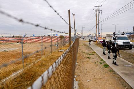 Turvallisuusviranomaisia oli Ciudad Juárezissa tiistaina lentokentän edustalla vartioimassa, kun vankeja siirrettiin toisiin vankiloihin.