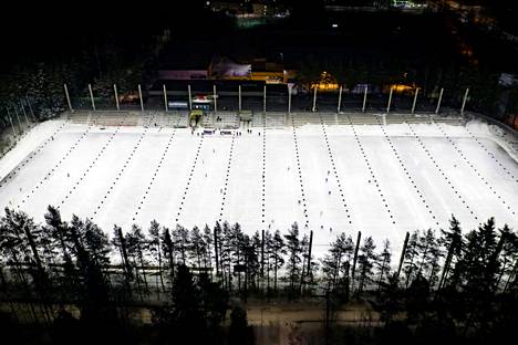Oulunkylän tekojääkenttä aukeaa maanantaina yleisölle. Viime vuonna otetussa kuvassa Oulunkylän tekojääkentällä pelattiin jääpalloa. 