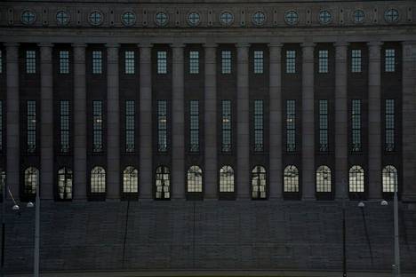 Колоннада здания парламента Финляндии во вторник вечером. Фото: Микко Стиг / Lehtikuva
