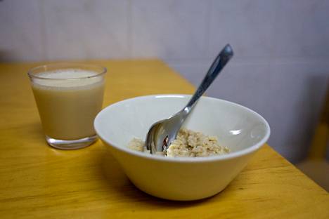 A drink made with a soy milk machine and oatmeal boiled with a rice cooker are an international breakfast.