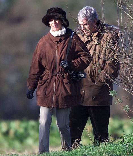 Ghislaine Maxwell ja Jeffrey Epstein jahtasivat prinssi Andrew’n kanssa fasaaneja Sandringhamissa Britanniassa vuonna 2000.