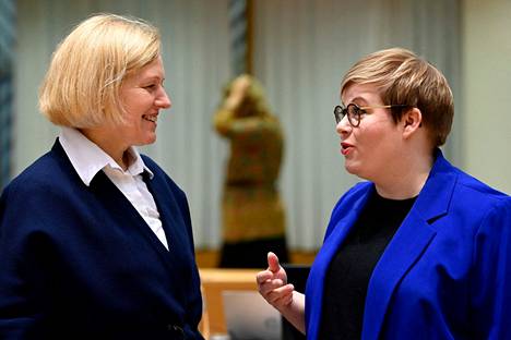 Viron Annely Akkermann ja Suomen Annika Saarikko (kesk) EU:n valtiovarainministerien kokouksessa tiistaina.