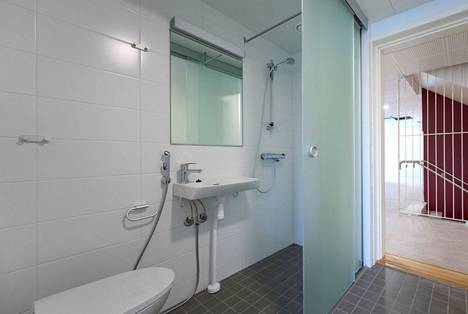 Vantaalle valmistuvissa vuokra-asunnoissa neliöt on käytetty tehokkaasti: kylpyhuone toimii samalla eteisenä.