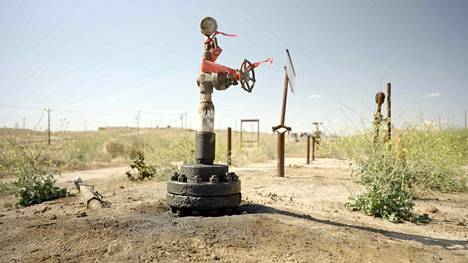 Hylätyistä öljylähteistä vuotaa yhä öljyn lisäksi vaarallisia kaasuja kuten metaania, dokumentissa kerrotaan.