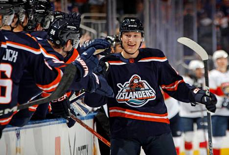  New York Islandersin Aatu Räty juhli uransa ensimmäistä NHL-maalia ottelussa  Florida Panthersia  vastaan.