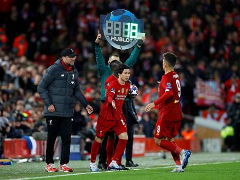 Liverpoolin ja Atléticon välinen Mestarien liigan ottelu pelattiin maaliskuussa. Valmentaja Jürgen Klopp jakoi ohjeita pelaajilleen pelaajavaihdon yhteydessä.