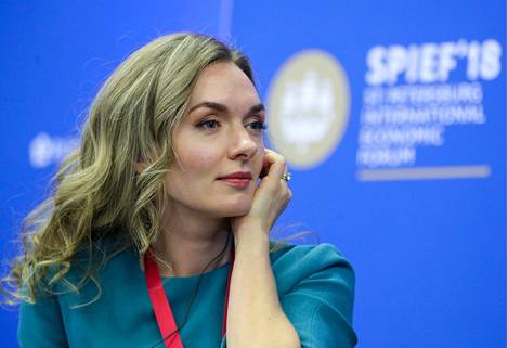 Ksenija Frank puhui vanhempiensa perustaman säätiön edustajana Pietarin talousfoorumissa toukokuussa 2018. 