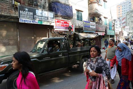 Armeijan ajoneuvo vaalipäivänä sunnuntaina Dhakan kadulla.