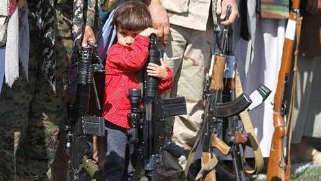 Poika osallistui isänsä kanssa sotilaiden kokoontumiseen Jemenin pääkaupungissa Sanaassa viime joulukuussa.
