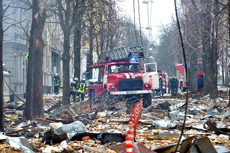 Pelastustyöntekijät sammuttamassa tulipaloja Harkovassa keskiviikkona.