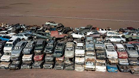 Satoja hylättyjä autoja lojuu Los Verdesin kaatopaikalla Atacaman aavikolla noin 30 kilometriä Iquiquesta etelään. Kuva on otettu 12. marraskuuta 2022.